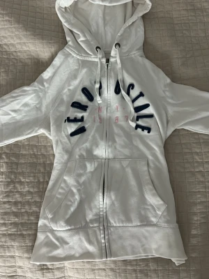 Vintage zip up - Super fin zip up från aeropastle som är köpt i USA för 700kr längesedan. Säljer då den inte kommer till användning. På lappen står det medium men den är absolut inte medium den är i xs.