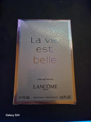 Lancome La Vie Est Belle EdP - Lancome La Vie Est Belle EdP, 75 ml. Tillverkad i Frankrike. Ingredienser: alkohol, parfym, aqua, ethylhexyl methoxycinnamate, linalool, limonene, citral, citronellol, m.m. Snygg flaska som sticker ut i samlingen.