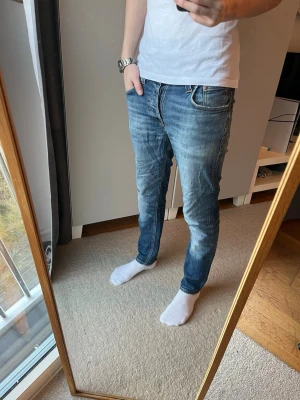 Nudie jeans grim tim - Tja! Schyssta Nudie jeans!| Modell: Grim Tim| Mycket gott skick!| Kontakta mig vid frågor och funderingar!| Pris alltid diskuterbart!| //Nils- litet hål i ena fickan, går att laga själv eller gratis hos Nudie! Vissa lagningar på jeansen tillkommer!-Köp efter 25-12 skickas tidigast 29/30-12!