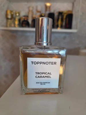 Toppnoter Tropical Caramel 50 ml - Toppnoter Tropical Caramel, en Eau de Parfum på 50 ml.se innehåll på bilden! Finns inte längre att köpa! Påminner om cheirosa 71 fast i parfymform! Väldigt populär! 