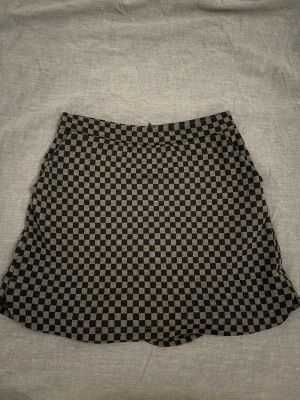 Svarta och gråa rutiga shorts från Zara - Säljer ett par shorts med svart och grått rutmönster. De har en rak och loose passform med midwaist och är tillverkade i ett mjukt bomulls material. (De har shorts i sig och har fickor) storlek: 13-14 (ålder) 164