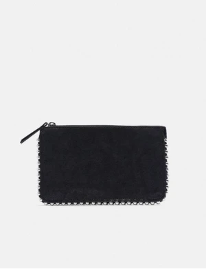 Svart kuvertväska i mocka med kedjedetaljer - Snygg svart kuvertväska i mocka med coola kedjedetaljer längs kanterna. Väskan har dragkedja upptill och flera fack inuti för smidig organisering av dina grejer. Perfekt storlek för att ta med det viktigaste och passar till många olika stilar.