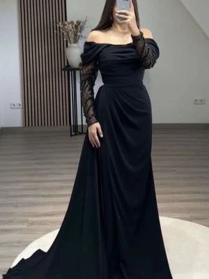 Svart långklänning med spetsärmar - Elegant svart långklänning med offshoulder och transparenta spetsärmar dekorerade med svarta pärlor. Klänningen har en figurnära passform upptill och ett svepande, draperat kjolparti. Perfekt för dig som vill sticka ut med en dramatisk look och för bröllop 😍😍😍😍❤️❤️❤️❤️❤️❤️