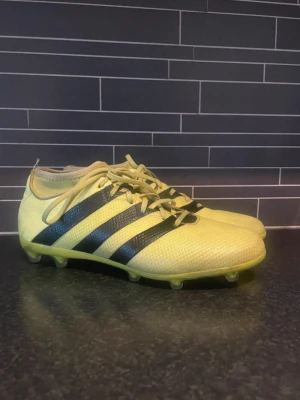 Fotbollsskor Adidas - Säljer nu dessa snygga fotbollsskor i storlek 43 1/3. Skorna är i det populära märket Adidas👍 De är i väldigt fint skick och får dig att sticka ut på planen. Väldigt skön passform på skon som inte ger en alltför trång känsla. Neon gul/grön färg på skorna som kompletteras bra med det svarta! Det är bara att höra av sig vid minsta fundering.
