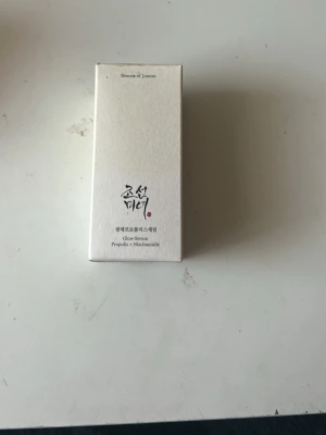 Beauty of Joseon Glow Serum - Glow Serum med propolis och niacinamide från Beauty of Joseon. Kommer i en genomskinlig glasflaska med vit pipett och ljusgul vätska. Perfekt för dig som vill ha extra glow och återfuktning i din hudvårdsrutin.