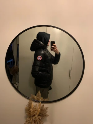 Svart pufferjacka Canada Goose - Canada goose med Fodrade fickor, som kommer i canada påse som till hör jackan! Jag svara så fort jag kan på frågor och liknande.