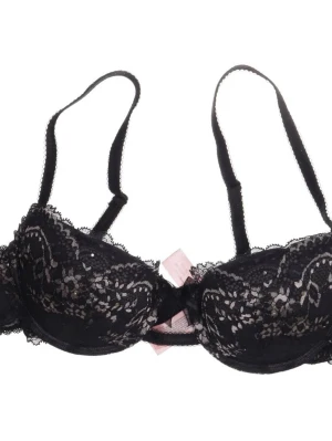 Hunkemöller bh - Snygg svart bh från Hunkemöller med spetsdetaljer och dekorativ rosett framtill. Västen har tunna axelband och ett elegant spetsmönster över hela plagget. Perfekt för dig som gillar en feminin och stilren look. Köpt på sellpy men passade inte så inte mer använd än så.