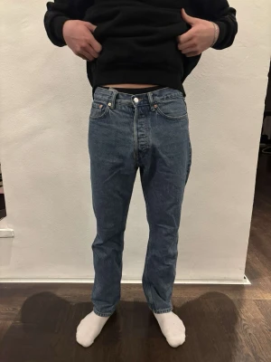 Weekday Space Relaxed Straight Jeans blå - Blå jeans från Weekday i modellen Space Relaxed Straight Jeans. Klassisk femficksdesign med raka ben och normal passform. Jeansen har hög midja och är tillverkade i slitstark bomull. Perfekta för dig som gillar en chill och enkel stil. Modell 175 cm väger 68 kg