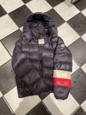 Moncler jacka  - Säljer nu denna Moncler jacka | Storlek 2 som är motsvarar storlek S | Skick 8/10 de har varit ett litet hål på ryggen som har blivit lagad av en laglapp därav lägre pris | Pris inte hugget i sten | Skriv vid funderingar // Mvh 