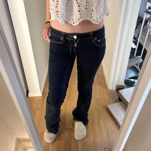 Mörkblå bootcut jeans från Zara - Snygga mörkblå jeans från Zara i bootcut-modell med låg midja. Klassisk femficksdesign och kontrastsömmar. Jeansen är tillverkade i jeansmaterial och har en stilren look som passar perfekt till en trendig outfit. Sytt lowwaist, meb ser lite skumt ut.
