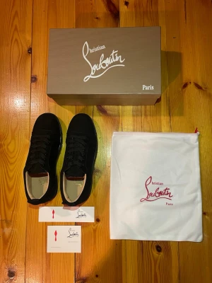 Svarta Louboutins - Lite schysstare svarta Loubs i storlek 43. Använda en gång då de inte passade! 