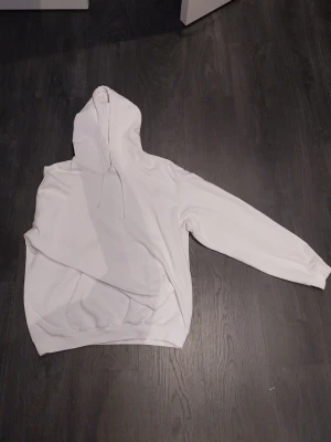 Vit hoodie - Säljer nu min vita hoodie från H&M då den inte har använts. Den är i nyskick och passar bra till kalla dagar då den är lite tjockare. 