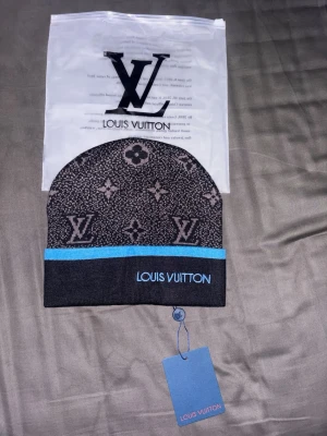 Svart mössa med blå kant - Hej! Det är bara skicka om du har frågor eller om du vill ha mer bilder 