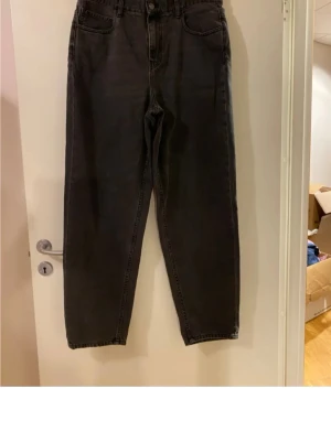 Svarta jeans med loose fit Your Turn 34-34  - Säljer ett par svarta jeans med loose fit och raka ben. Jeansen har klassisk femficksdesign och knappgylf. Perfekta för dig som gillar en avslappnad stil och vill ha lite extra utrymme i benen.