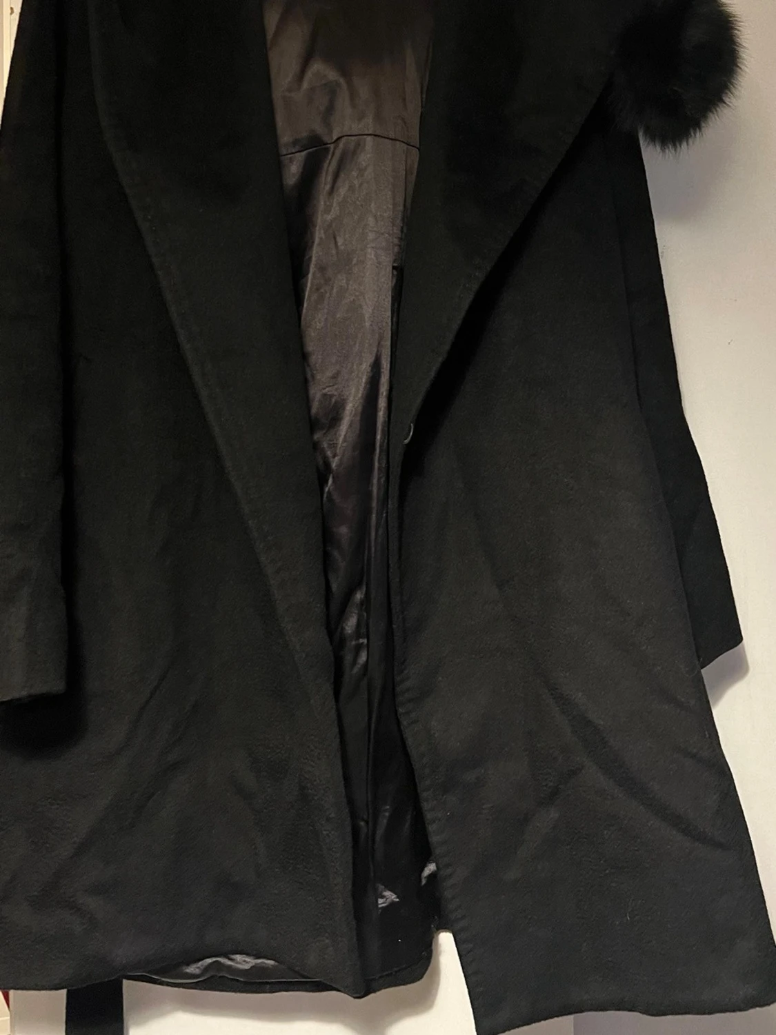 Svart kappa med päls och bälte - 3