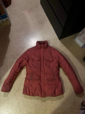 Mysig rosa vinterjacka i storlek 46 (passar mindre storlekar också) - Rosa vinterjacka i storlek 46. Passar mig som storlek S/36 men gott om utrymme för större kläder eller för någon som har större storlekar. Väldigt bekväm och håller en varm i svalare väder. Bra fickor med knappar, väldigt rymliga. Dubbeldragkedja.