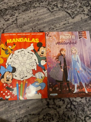 Disney Mandalas & Disney Frost II Målarbok - Jätte söta målböcket på Miki Maos boken har jag typ målat på 4 paper och på frost är det typ två så det är endå mycket kvar jätte gulligt kommer inte till användning längre för jag har vuxit från de är 16 nu hade dom när jag va 10 så jaa 