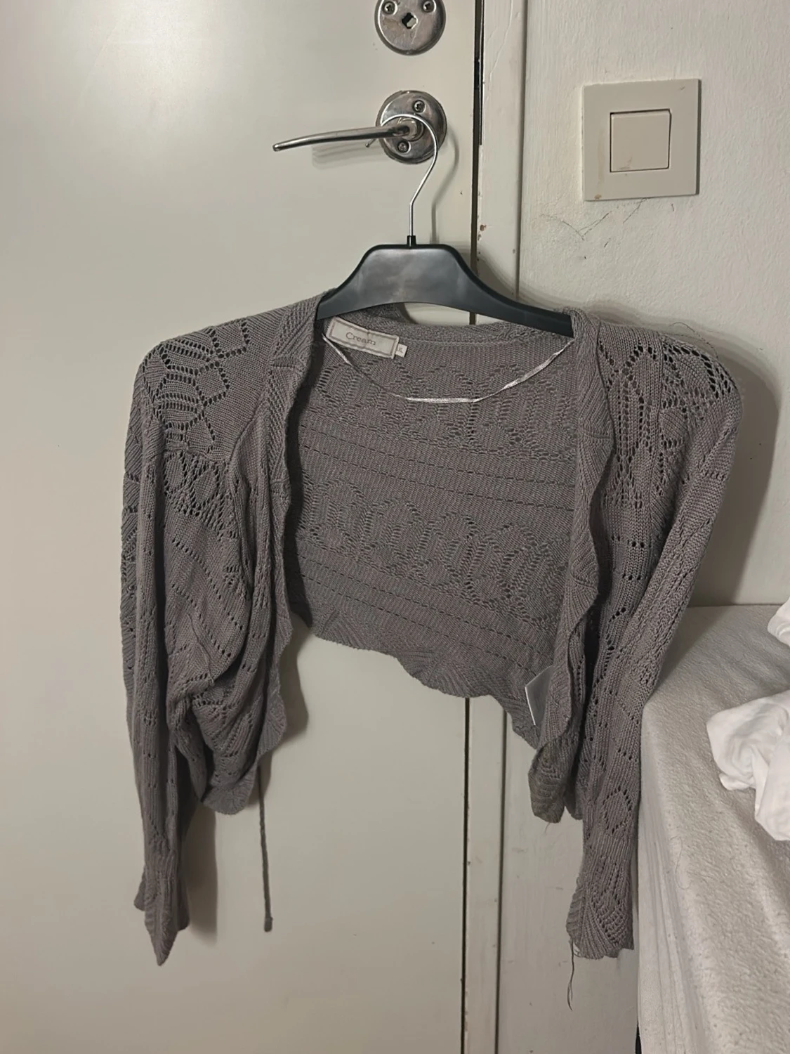 Grå stickad kofta från Cream