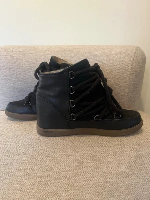 Vinterskor  - Säljer dessa lite tunnare vinter skor från Diverse. dom har en Kilklack och är bekväma enligt mig🥰