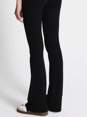 Svarta bootcut byxor med stretch - Snygga svarta bootcut byxor med skön stretch och låg midja. De har en smickrande passform som sitter tight upptill och släpper ut vid benen. Perfekta att matcha med sneakers eller chunky boots. Materialet känns mjukt och följsamt mot kroppen.