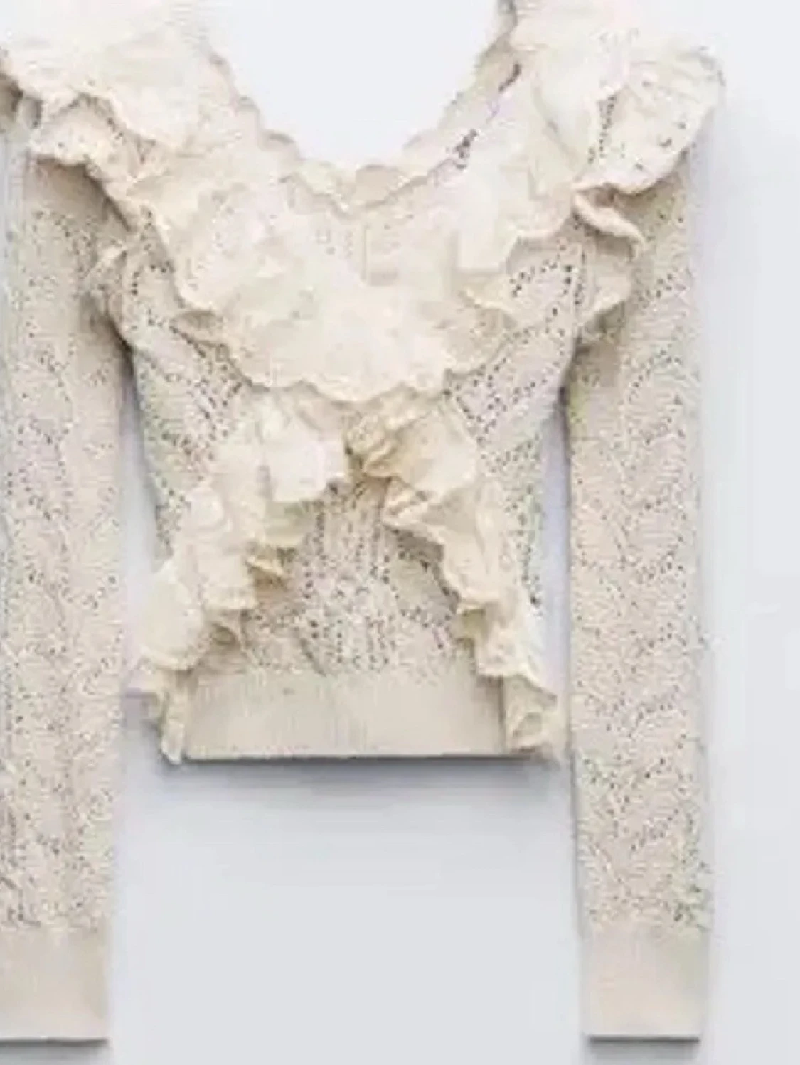 Beige stickad tröja med volang