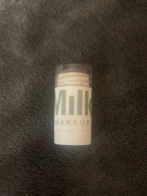 milk bronzer stick - har använts med borste max 3 gånger. köptes i november❣️i färgen BLAZE