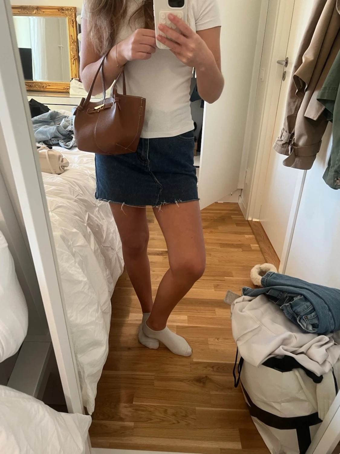 Mörkblå jeanskjol med rå kant - 1