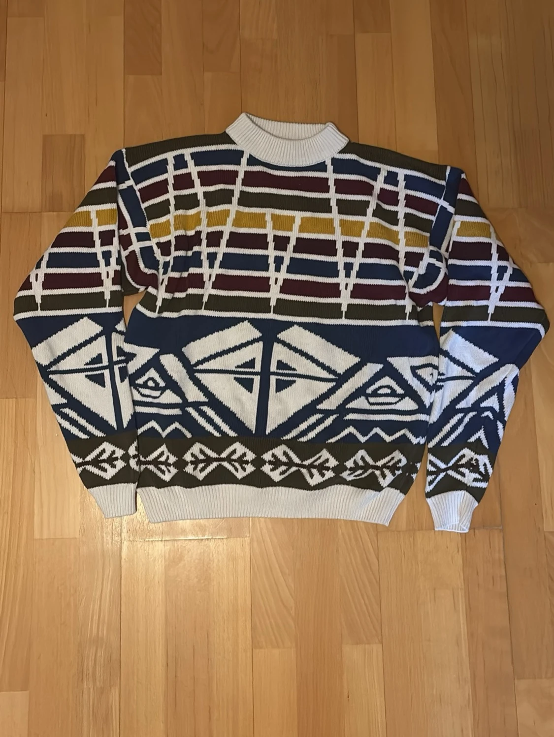 Färgglad stickad tröja med grafiskt mönster