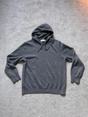 Grå Sayless kashmir hoodie  - Säljer min gråa sayless kashmir hoodie i storlek M, eftersom att det sitter för liten på mig! Ställ frågor om passform eller något om det skulle vara något!