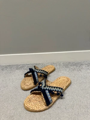 Flätade sandaler med blå detaljer - Säljer ett par somriga skor i storlek 40! Perfekta för sommaren! Jag har köpt de i Thailand i somras på vägen hem.  Men hann inte använda det, och nu har jag inte plats i min nya garderob. Så de är helt helt oanvända. Hör av er vid frågor eller mer bilder 🫶🏼✨
