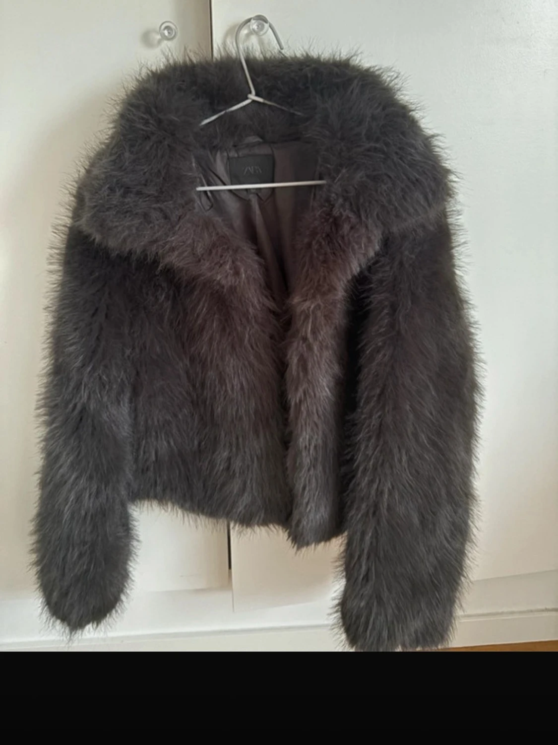 Mörk brun/svart pälsjacka från Zara