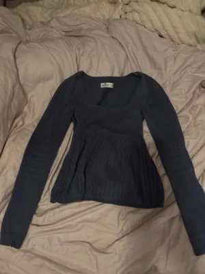 Babydoll tröja Hollister - En söt babydoll tröja ifrån Hollister i storlek Xs. Färgen är lite svårt att gissa. Inte säker på om jag säljer men ser vad folk ger för prisförslag (kanske säljer)❣️ 