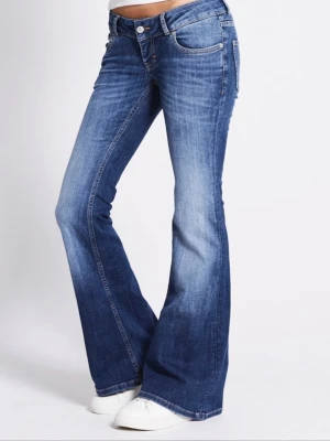 Blå bootcut jeans med låg midja - Snygga blå jeans med bootcut och låg midja. Helt oanvända