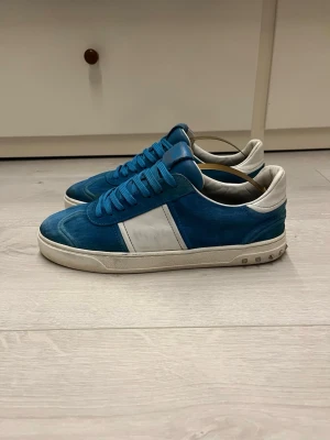 Valentino flycrew babyblue  - Hej! Säljer dessa valentino flycrew i färgen baby blue//skorna är i okej/bra sick//limmade på högerskott vid tårna//skorna är i 41,5 men passar även för personer som har 1-2 strl större//fråga gärna! 
