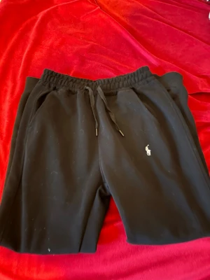 Ralph Lauren - Säljer ett par riktigt fina och bekväma Ralph Lauren mjukisbyxor för lågt pris helt äkta. Hör av er!