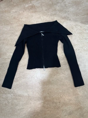 Svart topp - En svart topp från Gina Tricot i stl xs säljs för 120 kr.