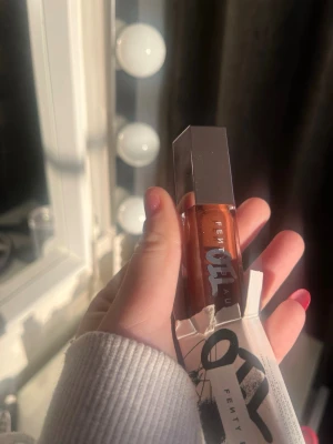 Fenty Beauty lip gloss  - Helt nytt lip gloss från fenty beauty i färgen 06, endast öppnat förpackningen (ej läpp glosset), så helt ny!! Köpt för 349kr🥰