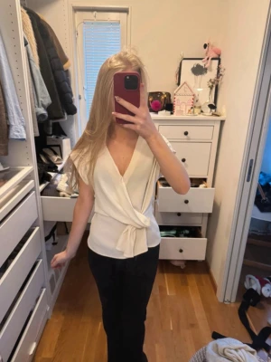 Vit topp - Vit topp i storlek xs💕använt den någon enstaka gång