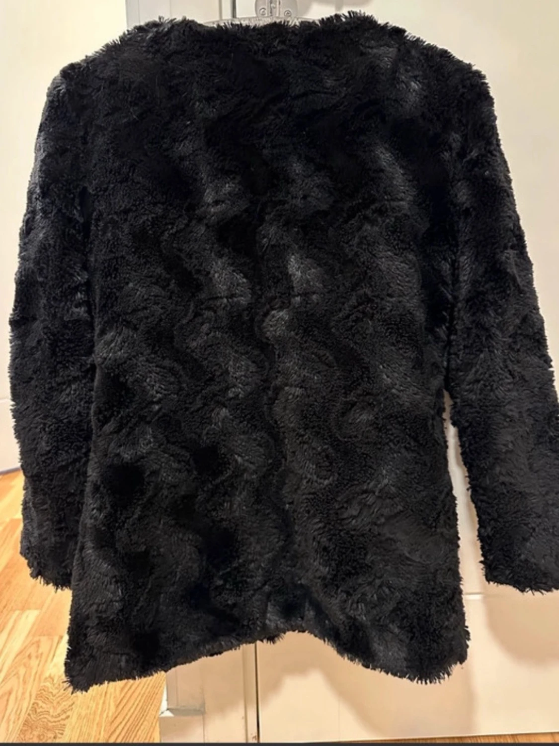 Svart pälsjacka från Vero Moda M defekt  - 1