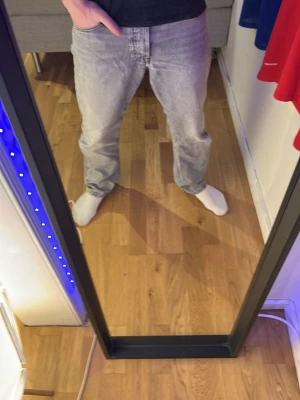 Jack & Jones Loose Chris grå jeans - Säljer ett par grå jeans från Jack & Jones, modellen Loose Chris. De har en loose passform och är tillverkade i bomull. Jeansen har klassisk femficksdesign, knappgylf och en snygg tvättad look med ljusgrå ton. Perfekta för dig som gillar avslappnad stil. Storlek 30-30 