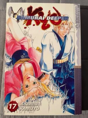 Samurai Deeper Kyo 17 - Följ med på ett episkt samurajäventyr i denna manga där kampen mellan Akira och Saisei tar fart! Spännande strider, mystiska identiteter och coola karaktärer gör detta till ett måste för alla som gillar action och manga.