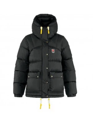 Svart pufferjacka från Fjällräven - Inteessekoll på min svarta fjällröven expedition down lite jacket  med gul snörning och hög krage. Jackan har två stora fickor med knappar, dragkedja och tryckknappar framtill samt Fjällräven-logga på bröstet. Perfekt för kalla dagar och riktigt snygg stil.