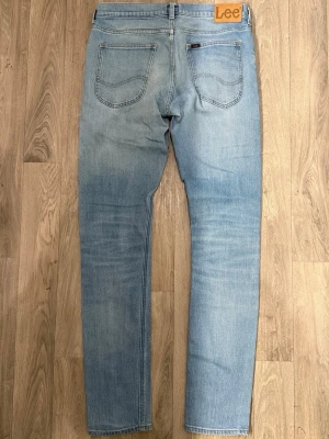 Lee Luke Jeans Blå W30 L34 - Ljusblåa Lee Luke jeans i fint skick i storlek W30/L34. Mått - Midja: 41,5cm, Benlängd: 111cm. Modellen är 185cm & 63kg. Hör av dig vid funderingar!🤩