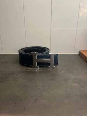 H bälte - 10/10 skick, skriv för mer funderingar!