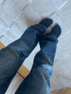 Bootcut jeans från Acne studios  - Snygga mörkblå bootcut jeans från Acne studios med klassisk femficksdesign.  Jeansen har hög midja och är tillverkade i slitstark bomull. Jättebra kvalitet. Jättesnygga. 