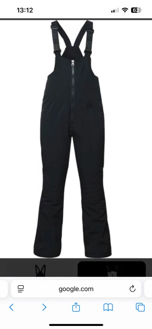 8848 Svarta skidbyxor med hängslen storlek 150 - Svarta skidbyxor med justerbara hängslen och dragkedja framtill. Byxorna har hög midja och är tillverkade i ett tåligt syntetmaterial som passar perfekt för vinterns aktiviteter. Snygg model med utsvängda ben, figurformade. 