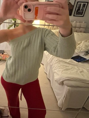 One shoulder tröja - One shoulder stickad tröja🥰I one size men passar S/M. Bra skick!