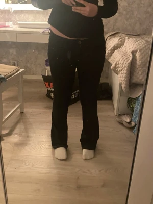Svarta lågmidjade bootcut jeans från Only - Säljer ett par svarta jeans från Only med klassisk bootcut-passform och omsydd till låg midja. En av mina favoriter men säljs för har nyss köpt ett annat par svarta jeans❤️ jag är 167 o sitter super bra på mig 