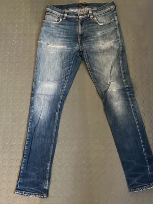 Blå jeans från Nudie Jeans - Säljer ett par jeans från Nudie. Modellen på jeansen är Lean Dean och storleken 31/34. Skriv gärna om du har någon fråga👍