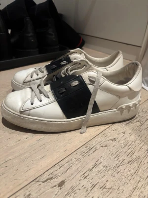 Valentino Open - Säljer nu mina valentinos då dom blivit lite små!  Dom är köpta via Plick av en reseller.  Box, dustbag samt nya snören tillkommer! Priset går att diskutera!❤️